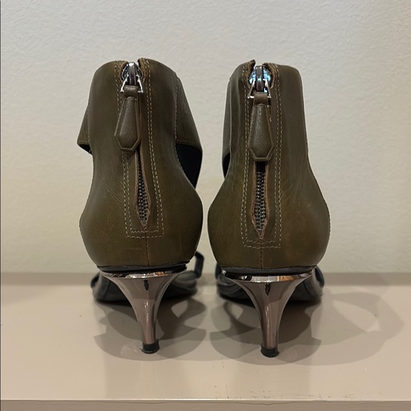 Kenneth Cole Green and Black Heels with Kitten Heel - Picture 5 of 9